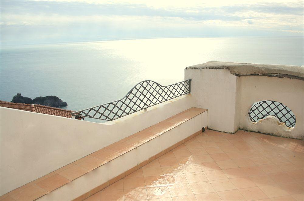 Belvedere Amodeo - Terrace, Seaview, Wifi Конка-дей-Марини Экстерьер фото